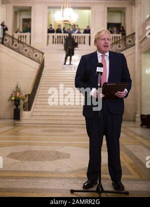 Belfast, Antrim, Großbritannien. Januar 2020. Der britische Premierminister Boris Johnson gibt eine öffentliche Erklärung ab, um nach einem gemeinsamen Treffen mit Taoiseach Leo Varadkar nach der Wiederherstellung der nordirischen Versammlung in den Gebäuden des Parlaments von Stormont zu Presse. Kredit: Conor Kinahan/SOPA Images/ZUMA Wire/Alamy Live News Stockfoto