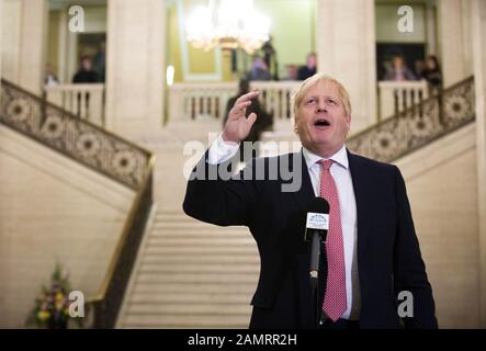 Belfast, Antrim, Großbritannien. Januar 2020. Der britische Premierminister Boris Johnson gibt eine öffentliche Erklärung ab, um nach einem gemeinsamen Treffen mit Taoiseach Leo Varadkar nach der Wiederherstellung der nordirischen Versammlung in den Gebäuden des Parlaments von Stormont zu Presse. Kredit: Conor Kinahan/SOPA Images/ZUMA Wire/Alamy Live News Stockfoto