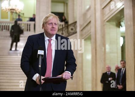 Belfast, Antrim, Großbritannien. Januar 2020. Der britische Premierminister Boris Johnson gibt eine öffentliche Erklärung ab, um nach einem gemeinsamen Treffen mit Taoiseach Leo Varadkar nach der Wiederherstellung der nordirischen Versammlung in den Gebäuden des Parlaments von Stormont zu Presse. Kredit: Conor Kinahan/SOPA Images/ZUMA Wire/Alamy Live News Stockfoto