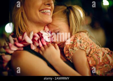 Mädchen schläft im Urlaub in den Armen ihrer Mütter. Stockfoto