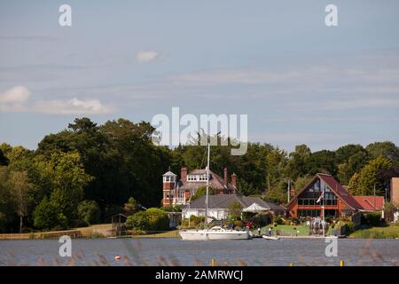 Luxusimmobilien auf Oulton Broad Stockfoto