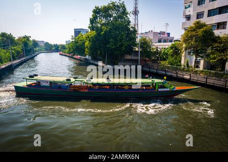 Bangkok/Thailand-05 Dezember 2019: Buntes Bangkok-Fährtenlangboot auf dem Khlong saen Saep Kanal, der Menschen durch die Stadt transportiert. Stockfoto