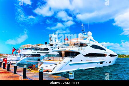 Luxusyachten am Yachthafen Porto Cervo Costa Smeralda Italien Reflex Stockfoto