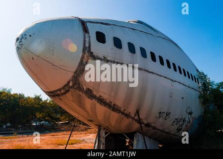 Bangkok/Thailand-06 Dezember 2019: Bangkok Flugzeugraveyard, Details aus dem Freien eines zerbrochenen Geschäftsflugzeugs, das auf dem Boden verstreut ist. Stockfoto