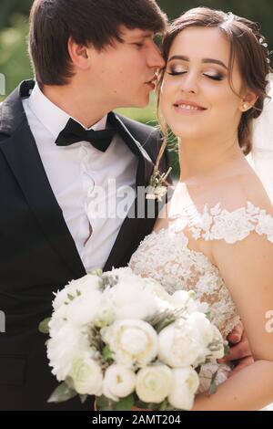 Nahaufnahme Porträt der schönen Hochzeit paar. Hübscher Bräutigam mit wunderschönen Braut Stockfoto