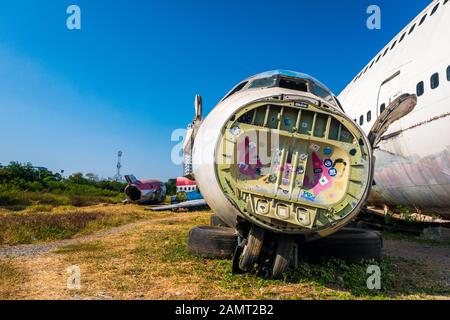 Bangkok/Thailand-06 Dezember 2019: Bangkok Flugzeugraveyard, Details aus dem Freien eines zerbrochenen Geschäftsflugzeugs, das auf dem Boden verstreut ist. Stockfoto