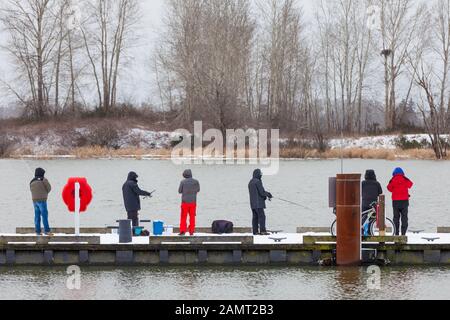 Fischer entlang der Steveston-Küste an einem kalten Wintertag in British Columbia Stockfoto