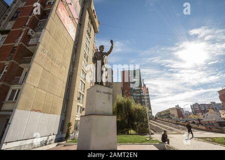 Prishtina, KOSOVO - 13. NOVEMBER 2016: Bill Clinton Statue on Bill Klinton Boulevard. Die Statue wurde errichtet, um Clinton Aktion zu danken, als US-Präsident Stockfoto