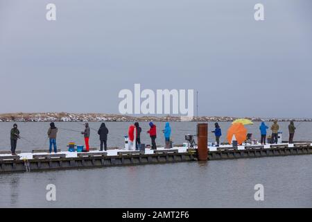 Fischer entlang der Steveston-Küste an einem kalten Wintertag in British Columbia Stockfoto