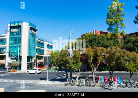 Stadtbild mit Fahrradparkplatz in der Nähe des E-Commerce-Firmencampus Amazon.com in der Innenstadt - Palo Alto, Kalifornien, USA - Oktober 2019 Stockfoto