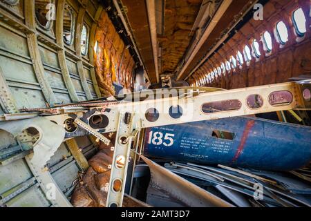 Bangkok/Thailand-06 Dezember 2019: Bangkok Flugzeugraveyard, Details aus Innenräumen eines zerbrochenen kommerziellen Flugzeugwracks. Stockfoto