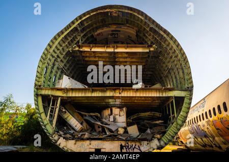 Bangkok/Thailand-06 Dezember 2019: Bangkok Flugzeugraveyard, Details aus dem Freien eines zerbrochenen Geschäftsflugzeugs, das auf dem Boden verstreut ist. Stockfoto