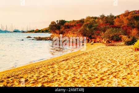 Portisco Strand am Mittelmeer in Costa Smeralda Sardinien Italien Reflex Stockfoto