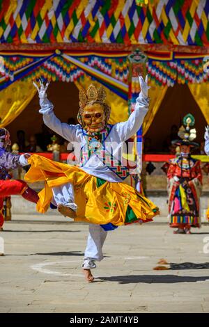 Mann tanzt auf einem traditionellen Festival, Gangteng Kloster, Wangdue Phodrang District, Bhutan Stockfoto