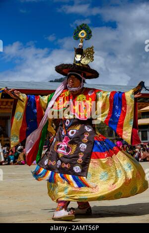 Mann tanzt auf einem traditionellen Festival, Gangteng Kloster, Wangdue Phodrang District, Bhutan Stockfoto