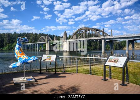 Siuslaw Riverfront Park und Siuslaw River Bridge in Florenz an der zentralen Küste von Oregon. Stockfoto