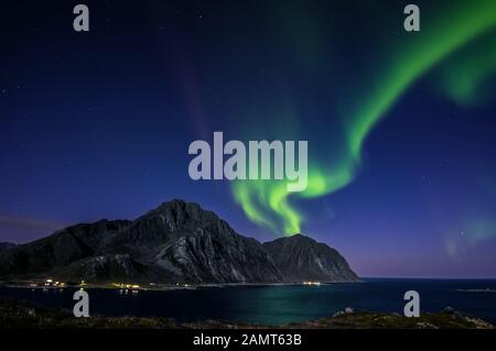 Nordlichter über Mt Store Nappstind, Lofoten, Nordland, Norwegen Stockfoto