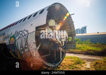 Bangkok/Thailand-06 Dezember 2019: Bangkok Flugzeugraveyard, Details aus dem Freien eines zerbrochenen Geschäftsflugzeugs, das auf dem Boden verstreut ist. Stockfoto