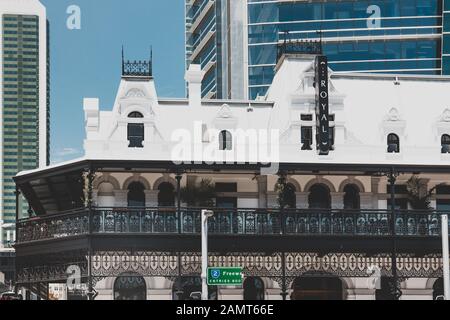 Perth, WESTERN AUSTRALIA - 26. Dezember 2019: Architektur und Details der Straßen von Perth modern CBD Stockfoto