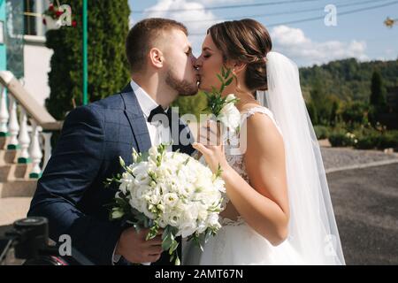 Firtst Aussehen der Bräutigam und die Braut durch die Kirche Stockfoto