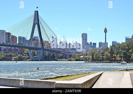 Glebe Foreshore Walk mit Blick auf Anzac Bridge und Pyrmont Suburb, Sydney, Australien Stockfoto