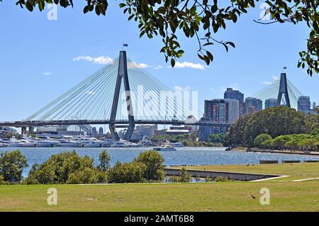 Glebe Foreshore Walk mit Blick auf Anzac Bridge und Pyrmont Suburb, Sydney, Australien Stockfoto