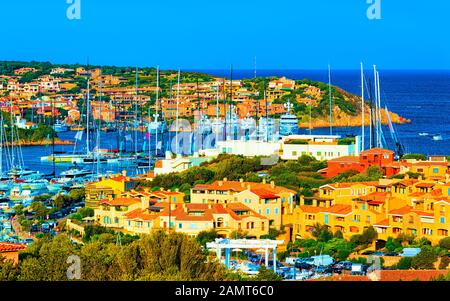 Stadtbild mit Luxusyachten am Yachthafen von Porto Cervo Italien Reflex Stockfoto