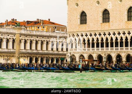 Blick auf den Markusplatz und den Dogenpalast in Venedig Italien Stockfoto