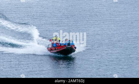 Passagiere, die auf dem kleinen Boot vom Expeditionschiff aus ankommen. Estación Científica Almirante Brown - Almirante Brown Station - Antarktis. Stockfoto