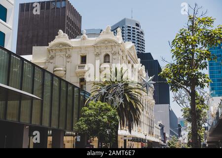 Perth, WESTERN AUSTRALIA - 26. Dezember 2019: Architektur und Details der Straßen von Perth modern CBD Stockfoto