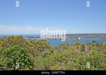 Blick auf Manly Bay und Manly Beach von einem der schönsten Spaziergänge in Sydney Spit Bridge zum Manly Beach Coastal Walk, Sydney, Australien Stockfoto