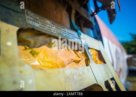 Bangkok/Thailand-06 Dezember 2019: Bangkok Flugzeugraveyard, Details aus dem Freien eines zerbrochenen Geschäftsflugzeugs, das auf dem Boden verstreut ist. Stockfoto