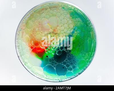 Seifenblasen und Acrylfarbe in Öl Stockfoto