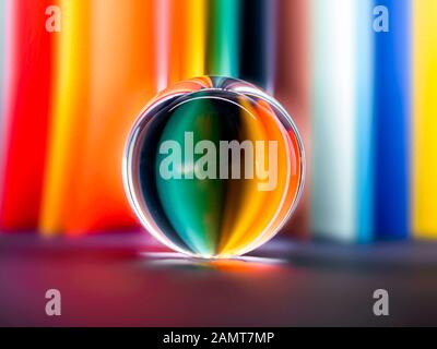 Regenbogenfarben, die sich in einer Glaskugel widerspiegeln Stockfoto