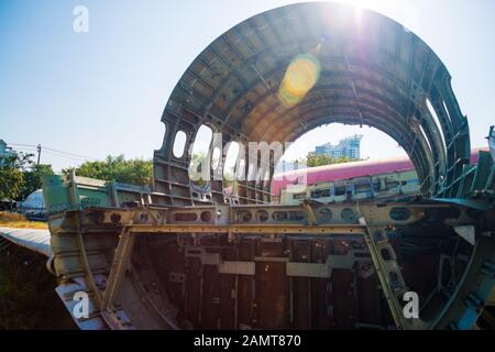 Bangkok/Thailand-06 Dezember 2019: Bangkok Flugzeugraveyard, Details aus dem Freien eines zerbrochenen Geschäftsflugzeugs, das auf dem Boden verstreut ist. Stockfoto