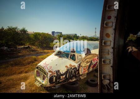 Bangkok/Thailand-06 Dezember 2019: Bangkok Flugzeugraveyard, Details aus dem Freien eines zerbrochenen Geschäftsflugzeugs, das auf dem Boden verstreut ist. Stockfoto