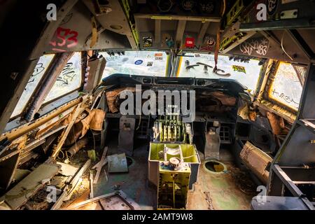 Bangkok/Thailand-06 Dezember 2019: Bangkok Flugzeugraveyard, Cockpit-Detail aus Innenräumen eines zerbrochenen kommerziellen Flugzeugwracks. Stockfoto