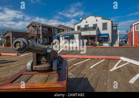 Ansicht der Pistole und Shops auf der Stearns Wharf, Santa Barbara, Santa Barbara County, Kalifornien, Vereinigte Staaten von Amerika, Nordamerika Stockfoto