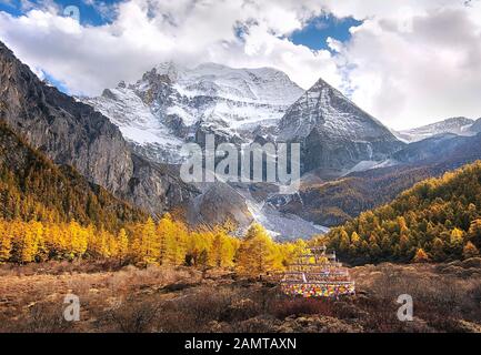 Berglandschaft, Yading Nature Reserve, Daocheng County, Präfektur Südgarze, China Stockfoto