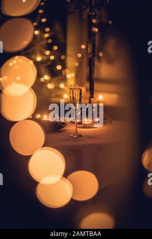 Ein Glas Champagner an einem Tisch zu Weihnachten Stockfoto