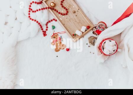 Lebkuchenplätzchen, Marshmallows und Weihnachtsdekorationen auf weißem Hintergrund Stockfoto