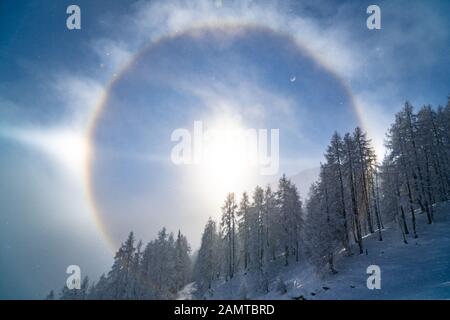 Oberleitungsbahn in der Berglandschaft, Zauchensee, Salzburg, Österreich Stockfoto
