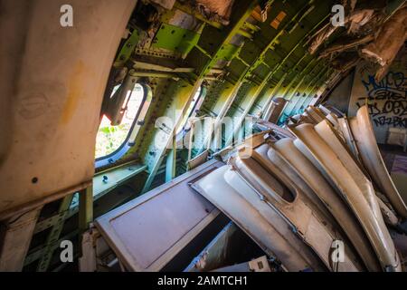 Bangkok/Thailand-06 Dezember 2019: Flugzeugraveyard in Bangkok, Fenstergangdetails aus Innenräumen eines zerbrochenen kommerziellen Flugzeugwracks. Stockfoto