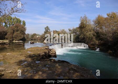 Manavgat-Wasserfälle - smaragdgrüne Wasserfälle in der Provinz Antalya, Lycia, Anatolien, Türkei Stockfoto