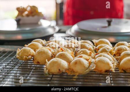 Art thailändisches Süßfleisch oder Mörser getoastetes Gebäck, thailändisches Gebäck mit Kokosmilch auf hohler Eisenpfanne. Stockfoto