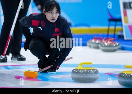 Champery. Januar 2020. Liu Tong aus China tritt beim 3. Olympischen Winter-Jugendspiel in der Champery Curling Arena in der Schweiz am 14. Januar 2020 in der gemischten Mannschaftsgruppe B an. Credit: Bai Xueqi/Xinhua/Alamy Live News Stockfoto