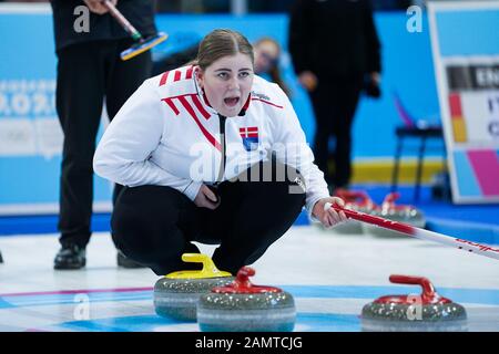 Champery. Januar 2020. Karolina Jensen aus Dänemark tritt beim 3. Olympischen Winter-Jugendspiel in der Champery Curling Arena in der Schweiz am 14. Januar 2020 in der gemischten Mannschaftsgruppe B an. Credit: Bai Xueqi/Xinhua/Alamy Live News Stockfoto