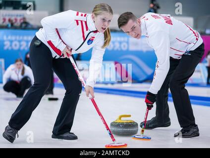 Champery. Januar 2020. Natalie Wiksten (L) und Kilian Thune aus Dänemark treten während der Mixed-Team-Gruppe B-Session 15 des Curlings zwischen China und Dänemark bei den 3. Olympischen Winter-Jugendspielen in der Champery Curling Arena, Schweiz am 14. Januar 2020 an. Credit: Bai Xueqi/Xinhua/Alamy Live News Stockfoto