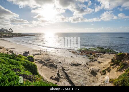 Küstennahe Winterszene. La Jolla, Kalifornien, USA. Blick auf Wipeout Beach. Stockfoto