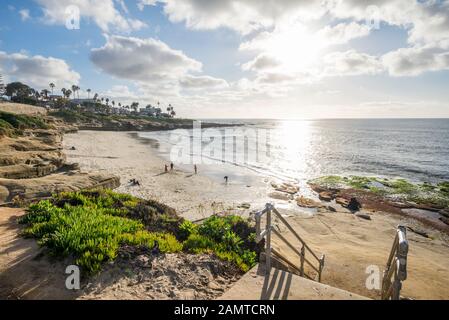 Küstennahe Winterszene. La Jolla, Kalifornien, USA. Blick auf Wipeout Beach. Stockfoto